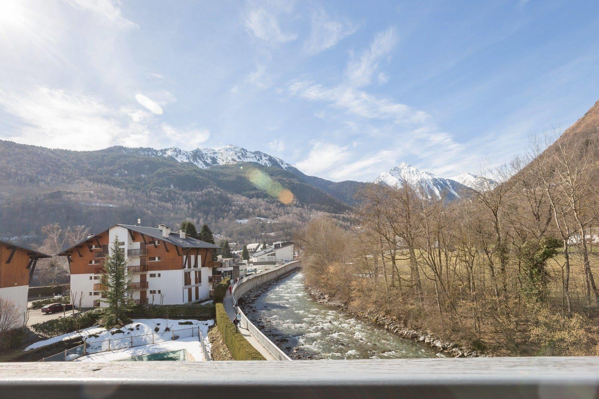 Aparthotel Pierre & Les Rives De L'aure 3*